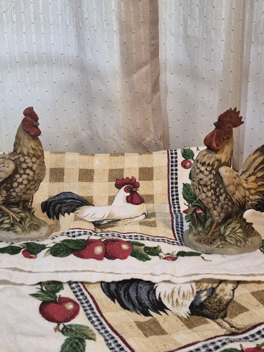 Vintage Homco Rooster & Hen Figurines 1446 & Franco Apple Dish Towels 4pc Lot